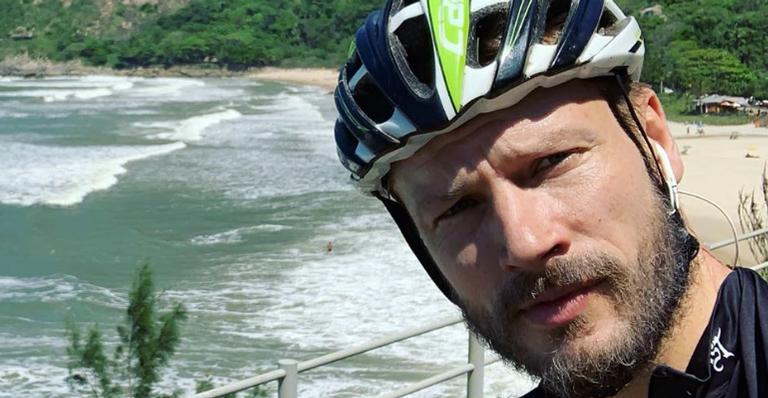 Rodrigo Hilbert surge pescando em clique antigo e declara: ”Com saudade de tarrafear”