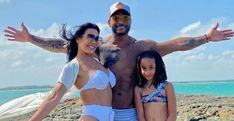 De biquíni branco, Scheila Carvalho esbanja boa forma em viagem com a família