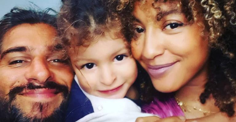 Sheron Menezzes relembra registro fofíssimo ao lado do filho, Benjamin: ”Por que eles crescem?”