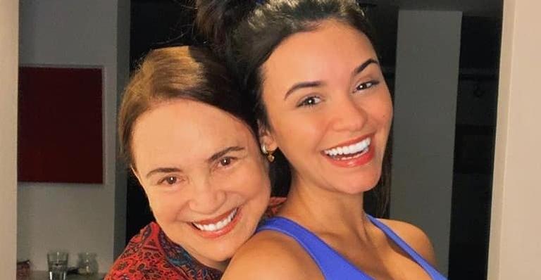 Na reta final da gravidez, Talita Younan exibe barrigão em cliques fofos com a sogra, Regina Duarte