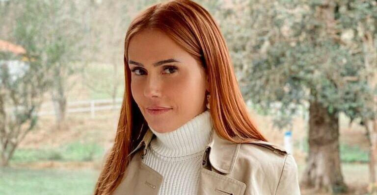 Sem sutiã, Deborah Secco surge em foto ousada e esbanja atitude