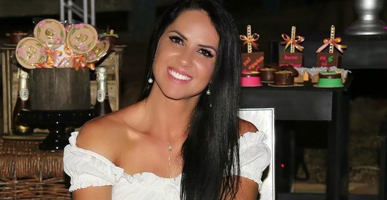 Graciele Lacerda ostenta abdômen definido e pernões musculosos de top e shorts curtinho