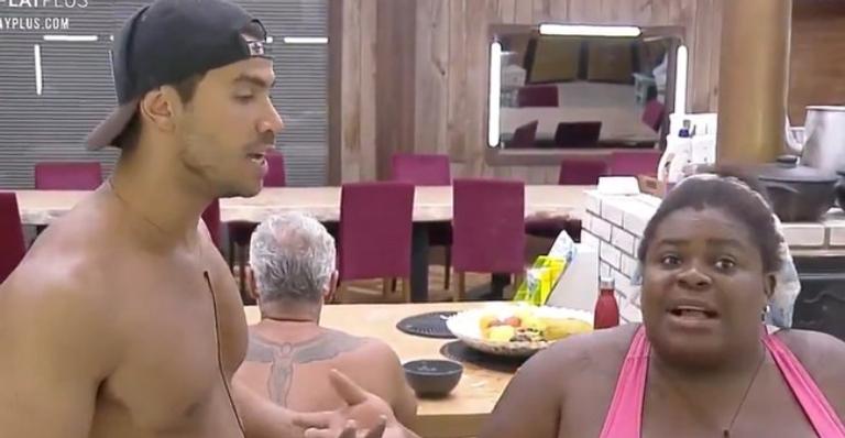 A Fazenda: Jojo e Mariano batem boca durante preparação do almoço: ”Eu tô com fome!”