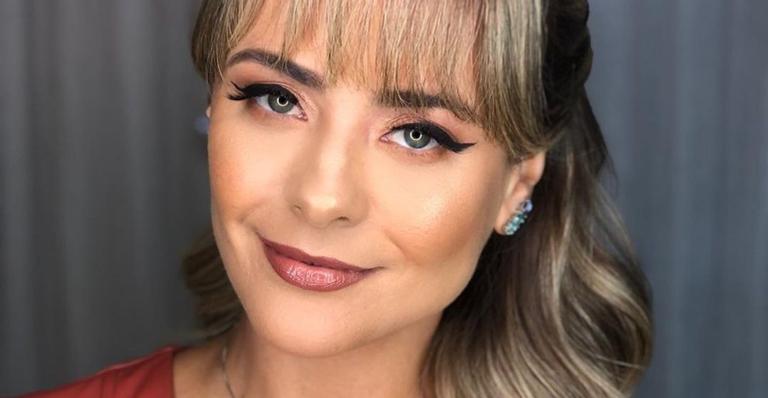 Juliana Silveira deseja bom final de semana para os fãs com clique encantador