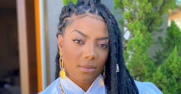Ludmilla surge com vestido minúsculo e brinca: ”Encolhendo a barriga”