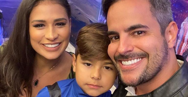 Kaká Diniz beija o barrigão de Simone e faz declaração para a família: ”Não vivo sem vocês”