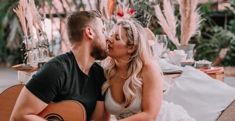 Após surpresa romântica de Zé Neto, Natália Toscano relembra casamento: ”Fico emocionada”