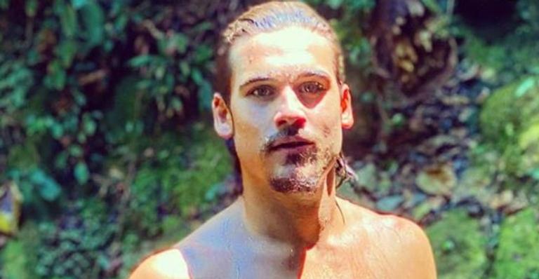 Nicolas Prattes ganha elogios dos seguidores ao postar foto sem camisa: ”Que beleza”