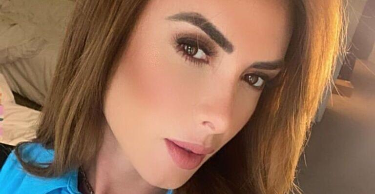 Em praia mexicana, Nicole Bahls posa deslumbrante de vestido transparente