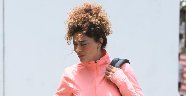 Sem máscara, Juliana Paes é flagrada chegando na academia