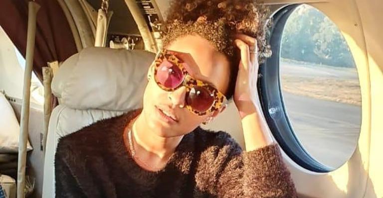 Sheron Menezzes recebe elogios ao surgir com look colorido na web: ”Tão maravilhosa!”