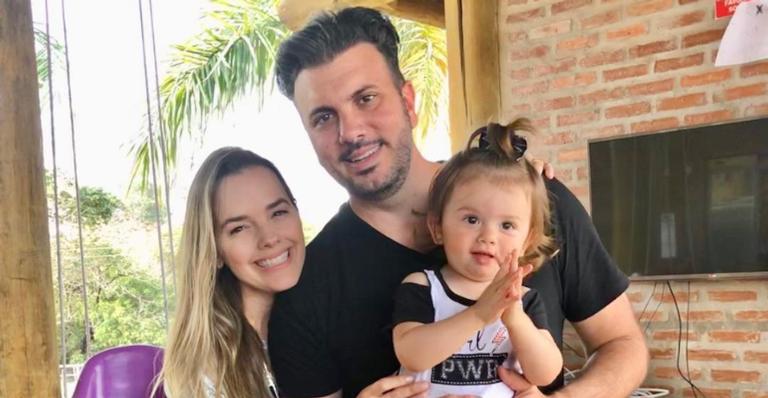 Thaeme Mariôto encanta web ao posar coladinha em sua família: ”Lindos e abençoados!”