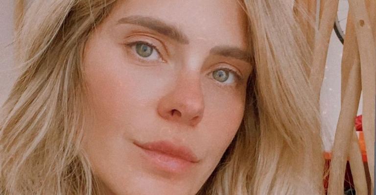 Carolina Dieckmann posta foto com cabelo colorido e manda recado motivacional