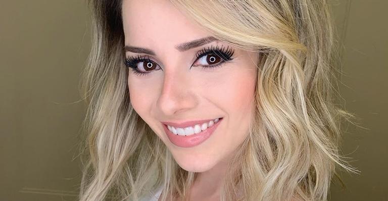 Aos 37 anos, Sandy surge fazendo pose de balé e seguidores se impressionam: ”Dona da elasticidade”