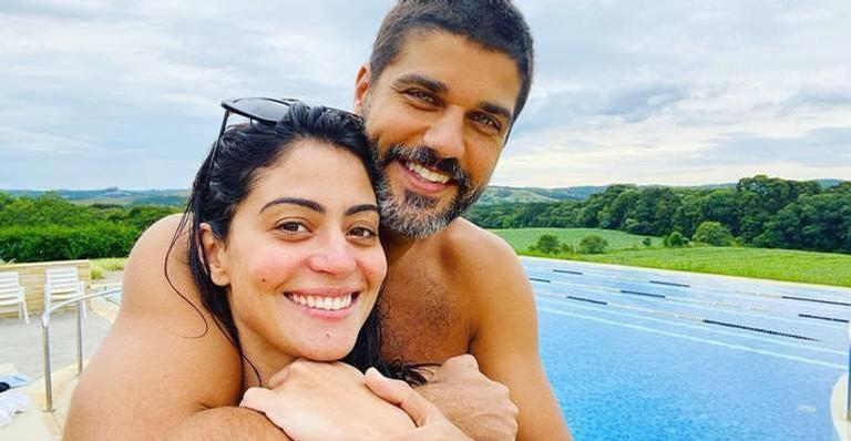 Bruno Cabrerizo e Carol Castro posam agarradinhos: ”Depois de exames, cotonetes e muita espera”