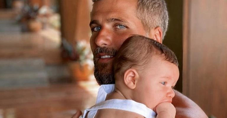 Bruno Gagliasso posta novos cliques com Zyan e celebra: ”4 meses do meu baby”