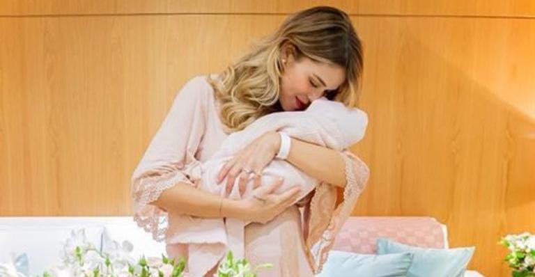 Carol Dias celebra um mês de Esther e mostra o rostinho da filha pela primeira vez: ”Dia de festa”