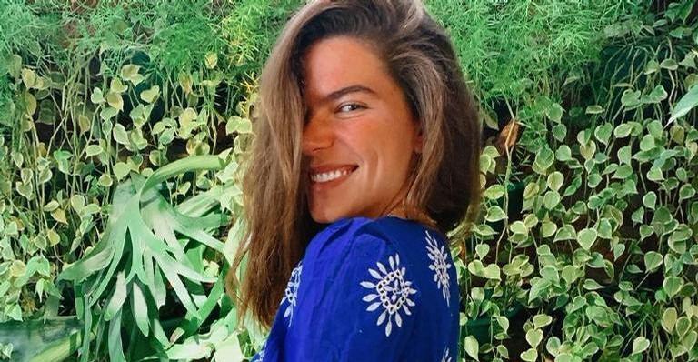 Fazendo ioga, Mariana Goldfarb posa de ponta-cabeça: ”Aos poucos a gente chega lá”