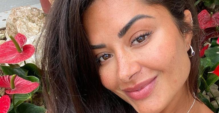 Aline Riscado posa de costas só com calcinha fio dental e aumenta temperatura da web: ”Que corpo!”