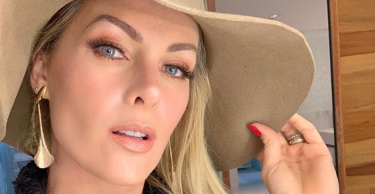 Ana Hickmann posa para clique arrasador na piscina: ”Para iniciar a semana feliz”