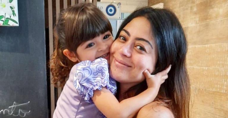 Carol Castro se derrete ao mostrar a filha brincando fantasiada de princesa: ”Orgulho da mamãe”
