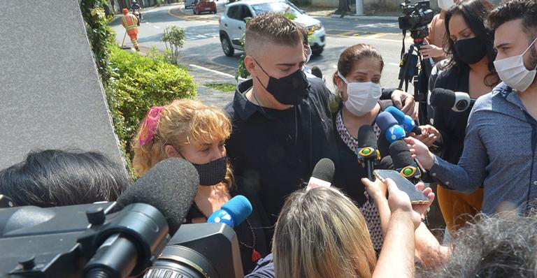 Filhos de Vanusa se emocionam no velório da cantora