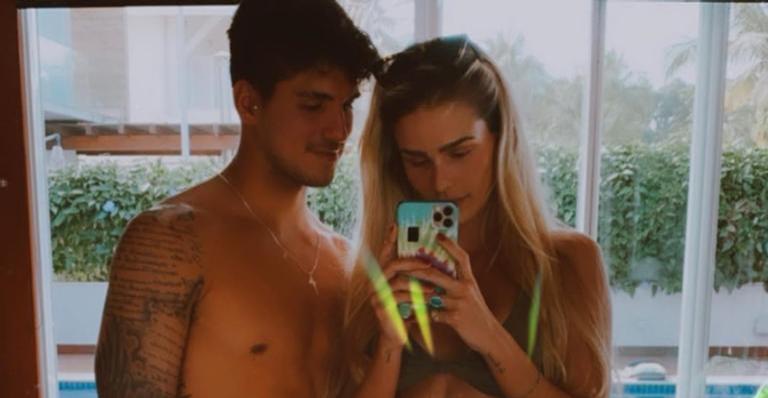 Gabriel Medina posa na praia ao lado de Yasmin Brunet e se declara: ”Minha combinação perfeita”