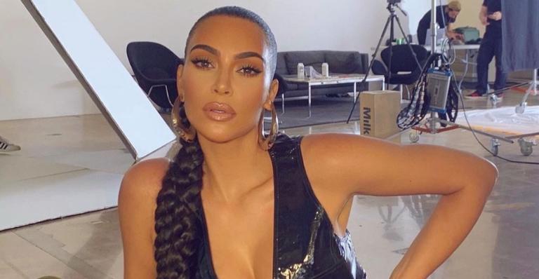 Kim Kardashian posa para clique arrasador com o marido, Kanye West