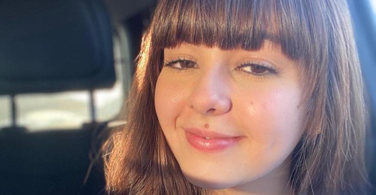Klara Castanho aposta em look colorido e recebe elogios de seguidores: ”Linda demais!”