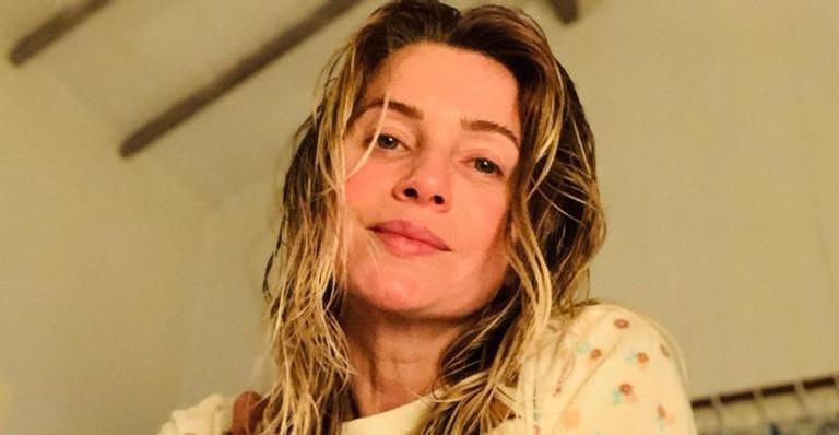 Leticia Spiller surge em meio à natureza e arranca elogios da web: ”Continuo abraçando árvores”