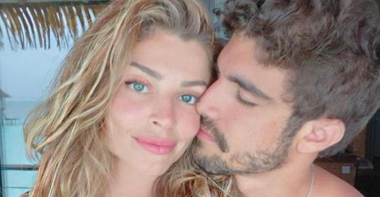 Será? Caio Castro surge sem aliança e fãs especulam término com Grazi Massafera