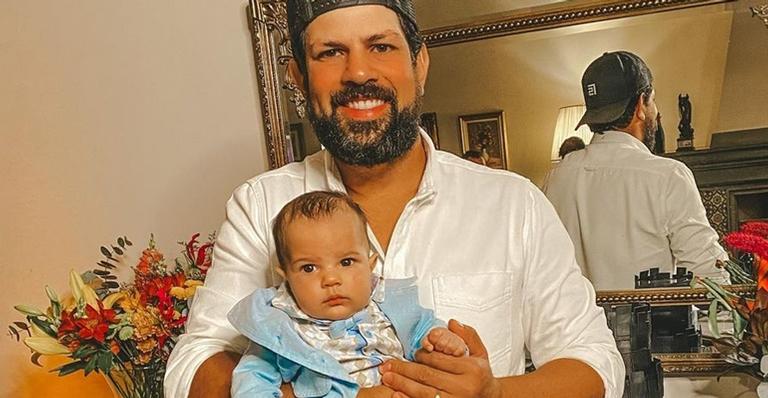 Sertanejo Sorocaba toca violão ao lado do filho, Theo: ”Play na segunda-feira!”
