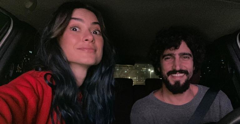 Thaila Ayala se declara ao posar coladinha com maridão, Renato Góes