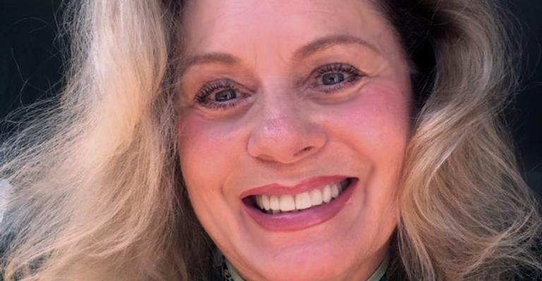 Aos 68 anos, Vera Fischer deixa barriga de fora com blusa curta e impressiona: ”Uma menininha!”