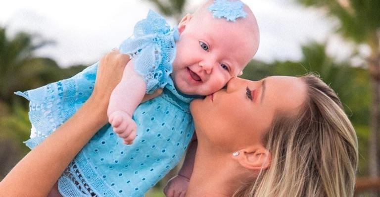 Ana Paula Siebert compartilha a reação da filha comendo a primeira papinha
