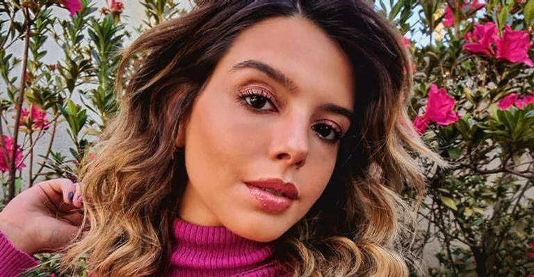De roupão, Giovanna Lancellotti posa em frente ao espelho e encanta web: ”Musa”