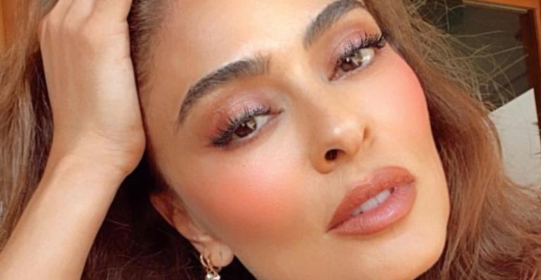Juliana Paes surge sorridente nos bastidores de um dia de trabalho: ”Eu amo!”