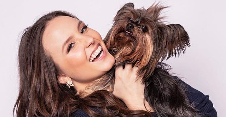 Larissa Manoela comemora aniversário da cachorrinha: ”10 anos da minha companheira”