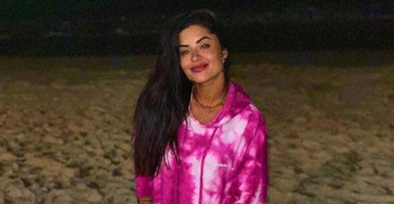 Na academia, Aline Riscado impressiona ao mostrar barriga sarada