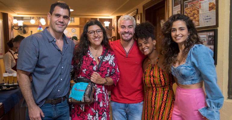 Ao lado do elenco, Regina Casé celebra últimas gravações de ‘Amor de Mãe’: ”Morrendo de saudades”