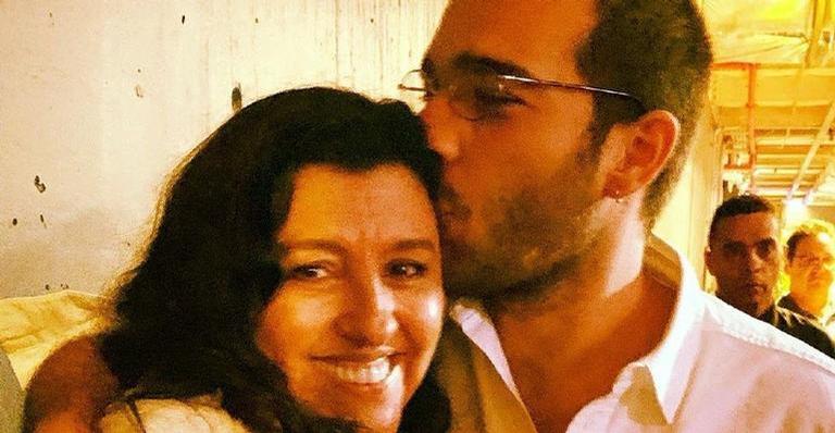 Regina Casé se emociona ao se despedir de Humberto Carrão na reta final de Amor de Mãe