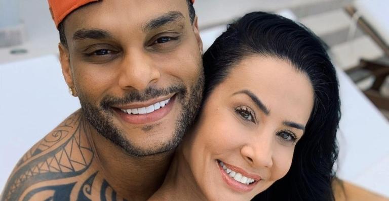 Scheila Carvalho posa de biquíni fio dental e ganha mão boba do marido, Tony Salles: ”Casalzão!”