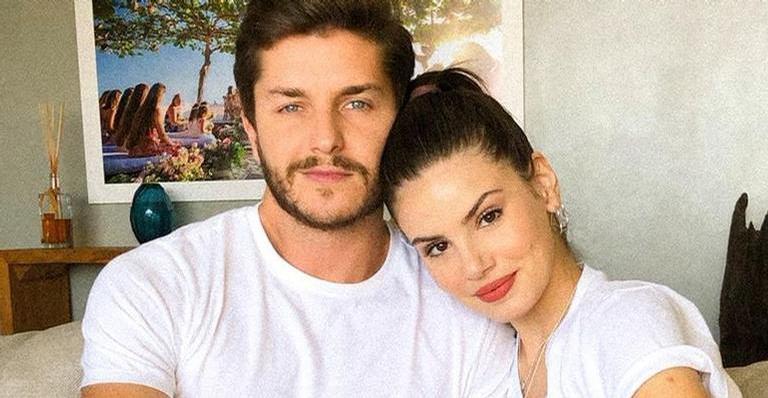 Camila Queiroz compartilha clique poderoso ao lado do marido, Klebber Toledo, e arranca elogios