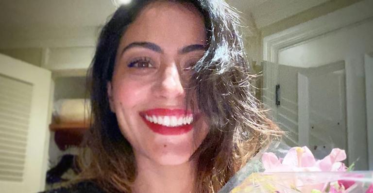 Beleza natural! Carol Castro posta clique sem maquiagem e web reage: ”Como é gata”