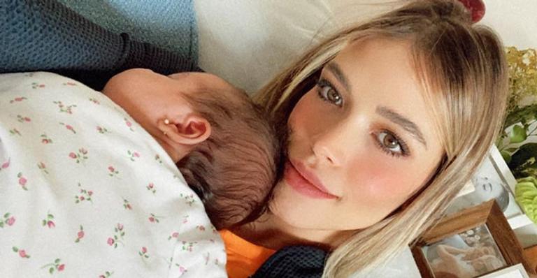 Carol Dias encanta a web com novo clique da filha, Esther, e se derrete: ”Sou a vida da mamãe”