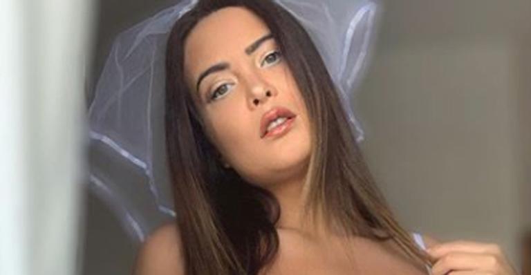De lingerie branca, Geisy Arruda posa de véu e grinalda