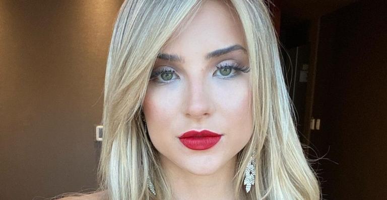 Gabi Martins dispensa sutiã e ostenta decotão poderoso em vestido vermelho: ”Deusa grega!”