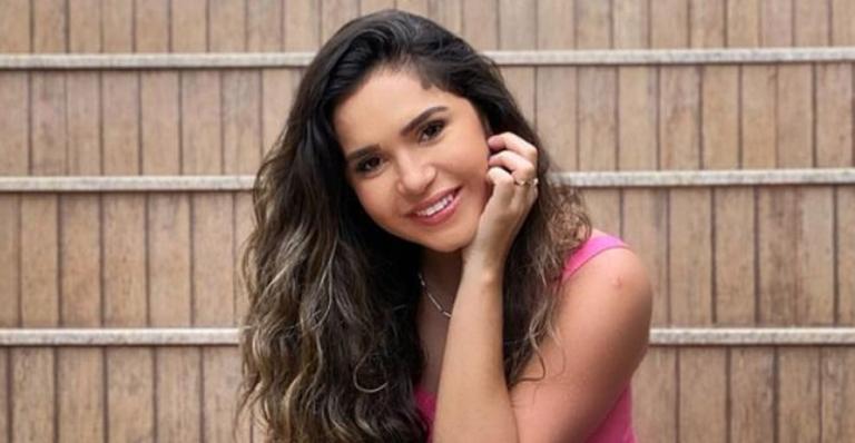 Gizelly Bicalho se diverte ao lado de amigos em praia de Alagoas: ”Obrigada pelos presentes”