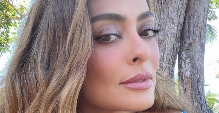 Juliana Paes empina o bumbum com biquíni fio dental e rouba a cena com corpaço: ”Obra de arte!”