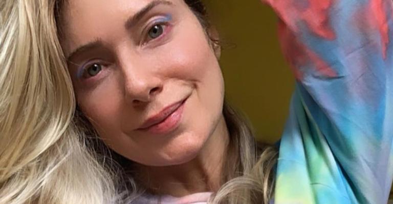 Leticia Spiller anuncia live em sua rede social e anima fãs: ”Ao vivo aqui às 19h”